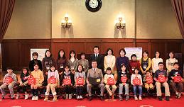 県庁大会議場にて松沢県知事と記念写真