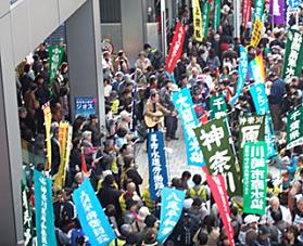 たくさんの人が焼津駅前に集まって行進しました