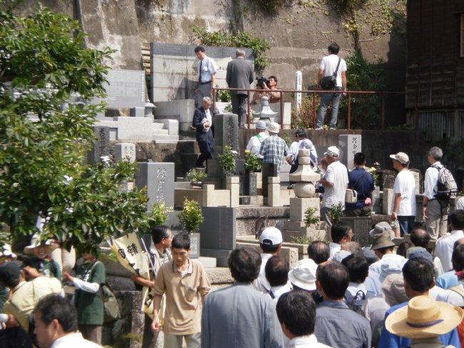 久保山愛吉さんのお墓参りをします