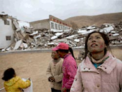(C)UNICEF China/2010/Liu<br />中国青海省玉樹県の結石の崩壊した瓦礫の中で。 ４月１４日に発生した地震により 約８５％の町の建物が倒壊した。 