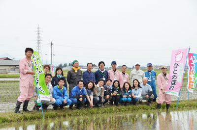 コープのたんぼ、田植えの後で集合写真