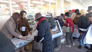 白根店店頭でのカレンダー募金は盛況でした