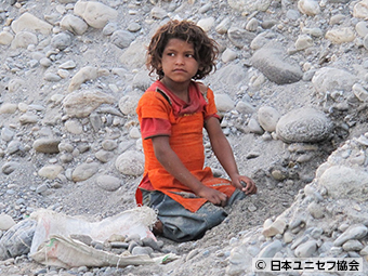 採石場で働く7歳の女の子