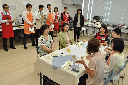 食べ比べを見守るメーカーさんとバイヤーたち