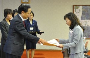 県知事から賞状を受け取る組合員理事の鈴川さん