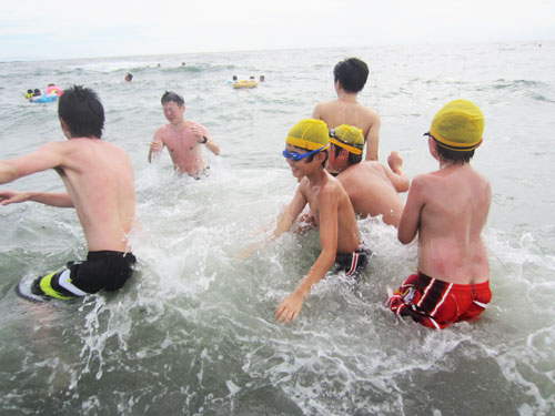 三浦で海水浴を楽しむ子どもたち