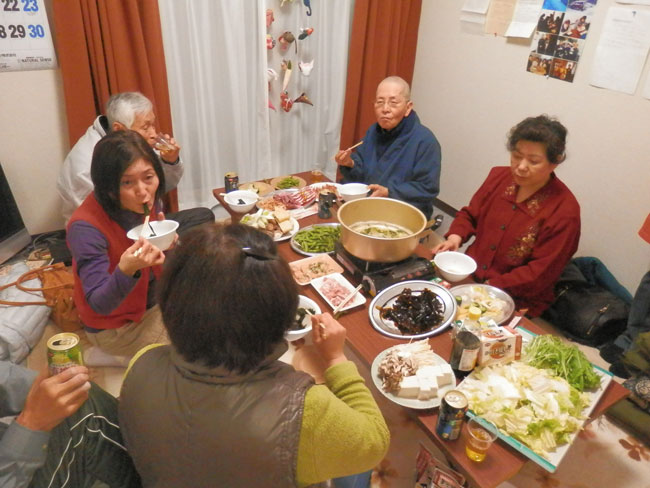 鍋を囲んで、東日本大震災当時のこと、今のくらしなど、いろいろな話がでました