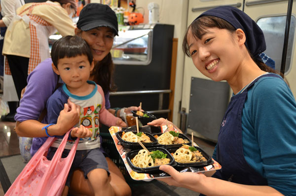 試食をおすすめするシーラボ☆の学生