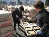 出荷された玄米から少しずつサンプルを採取します
