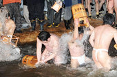 裸参りの前の水垢離