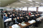 険しい表情の生産者