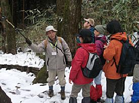 春のめずらしい雪景色の大涌谷の散策