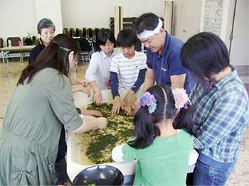 手もみ茶作りの様子