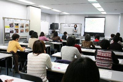 コープしずおか本部会議室は関心のある市民でいっぱいに。