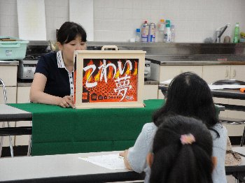 紙芝居で認知症を学びます