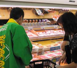 茶美豚は本当においしいですよねえと組合員に声をかけられ、照れ気味の那波さん