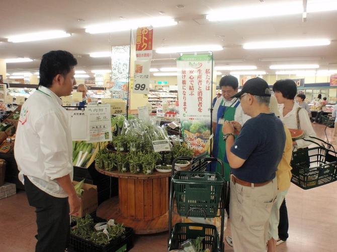 茶豆の試食のようす（東戸塚駅前店）