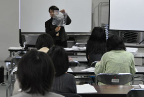 説明会の様子。食事を入れるチャック付き袋を示しています。