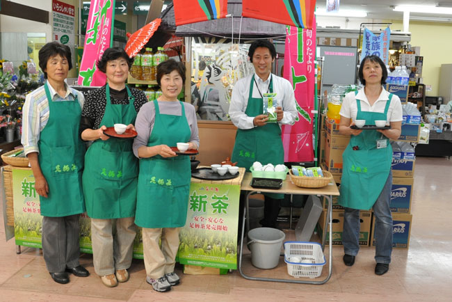 足柄茶の生産者の皆さんと茶業センター守屋氏