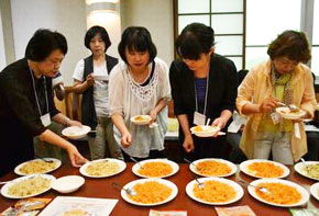 ピラフ工場での試食会でチキンライスの食べ比べ