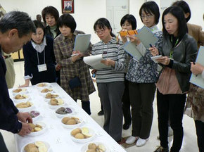 ジャガイモは生食用、ポテトチップス用など用途別に多種類あるとの説明をうけました。