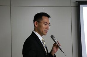 「遺伝子組換え農産物」について語る農水省の小松さん