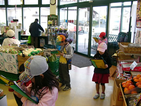 甲府市羽黒小学校の２年生（２４名）が、コープちづか店を見学しました。