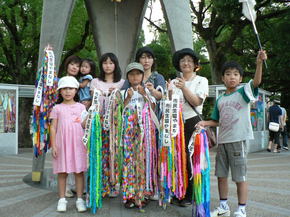 ２０１０年8月、２万羽余りの折り鶴を広島の慰霊碑にささげました。