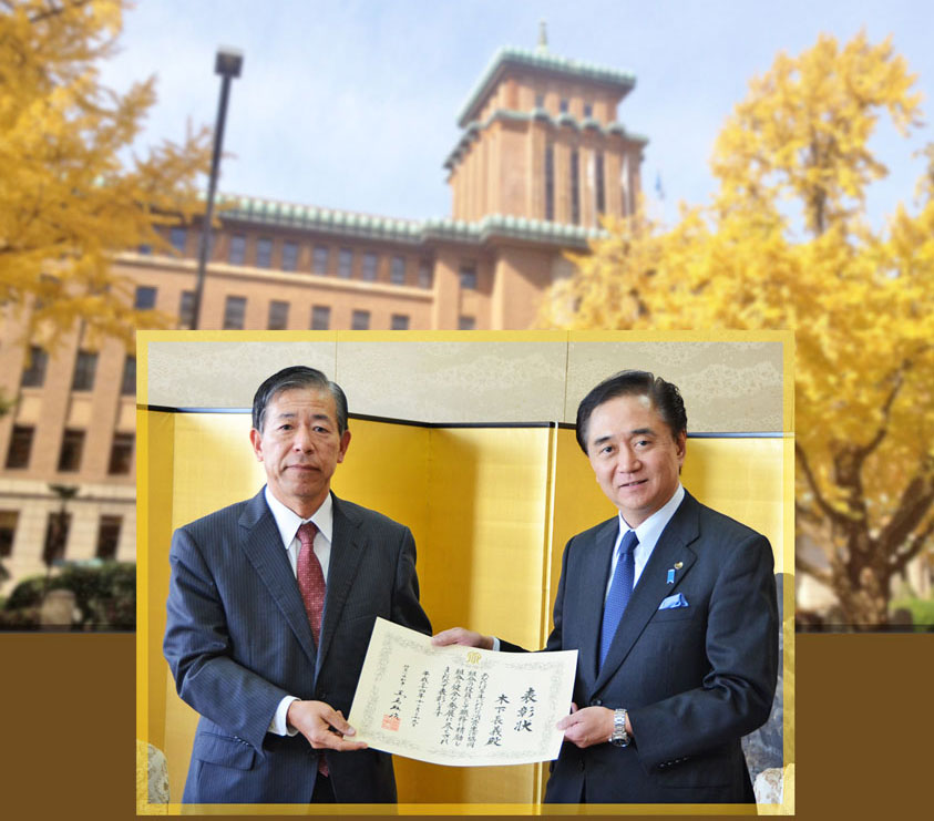 黒岩県知事より表彰状を受け取った、コープかながわ理事長　木下長義