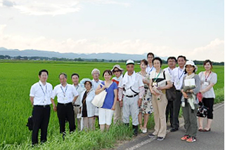 2011年7月 組合員が田んぼを訪問