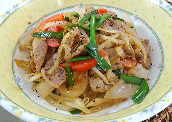 茶美豚のピリ辛焼肉丼 写真