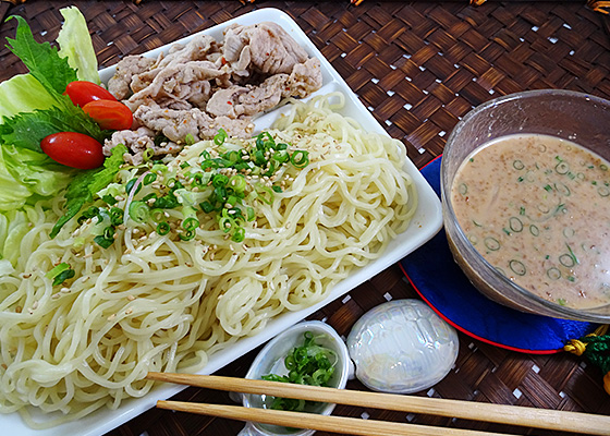 豚小間たっぷりピリ辛つけ麺 写真