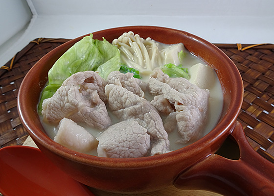 茶美豚小間肉とレタスの豆乳生姜鍋 写真