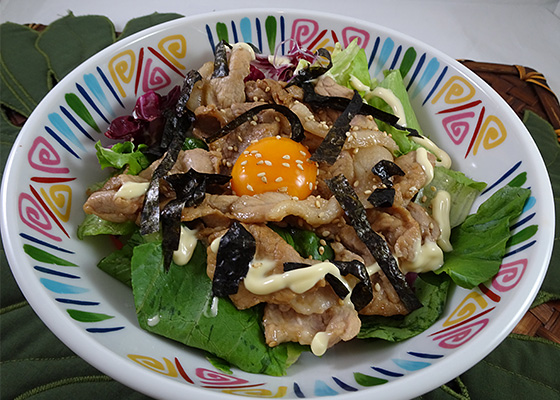 茶美豚焼きしゃぶの月見サラダ丼 写真