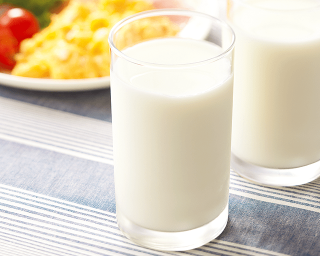 ゴクゴク濃いコク CO・OP北海道3.7根釧牛乳 牛乳のにおいが少なく、飲みやすい！！ すこし黄色がかったクリーム色で、まるで生クリームのよう？！ (エリコさん)