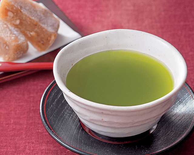 朝霧がはぐくんだ甘みとコク CO・OP一番摘み 静岡のおいしい深むし茶 冷茶を飲んで、すごく違いがわかりました。コクがあり甘みもあり、おいしかったです。 （サザエさんママ）