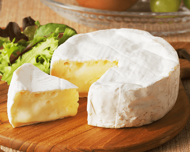 国産ナチュラルチーズの豊かな味わい ＜生産者限定＞北海道・十勝で作ったカマンベールチーズ クリーミーで牛乳の味が感じられて、フレッシュ感もありとてもおいしかったです。  （マーガレットさん）